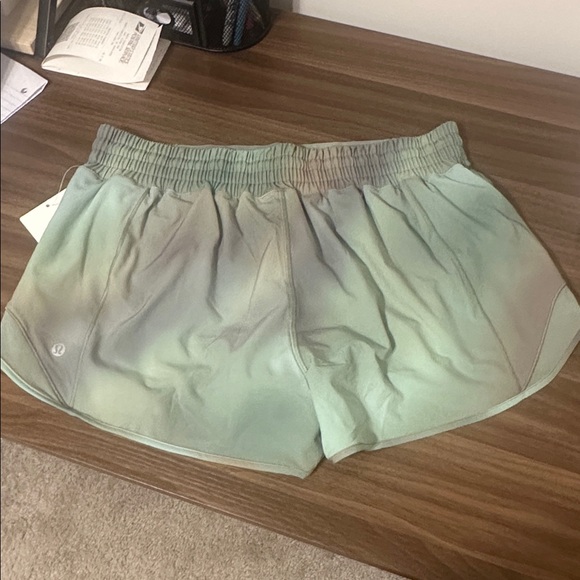 NWT Lululemon Hotty Hot High-Rise Lined Short 2.5"
Chroma Drift Green Multi - Picture 10 of 10